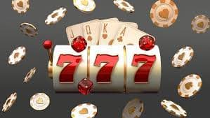 Pengguna membaca syarat bonus di ponsel